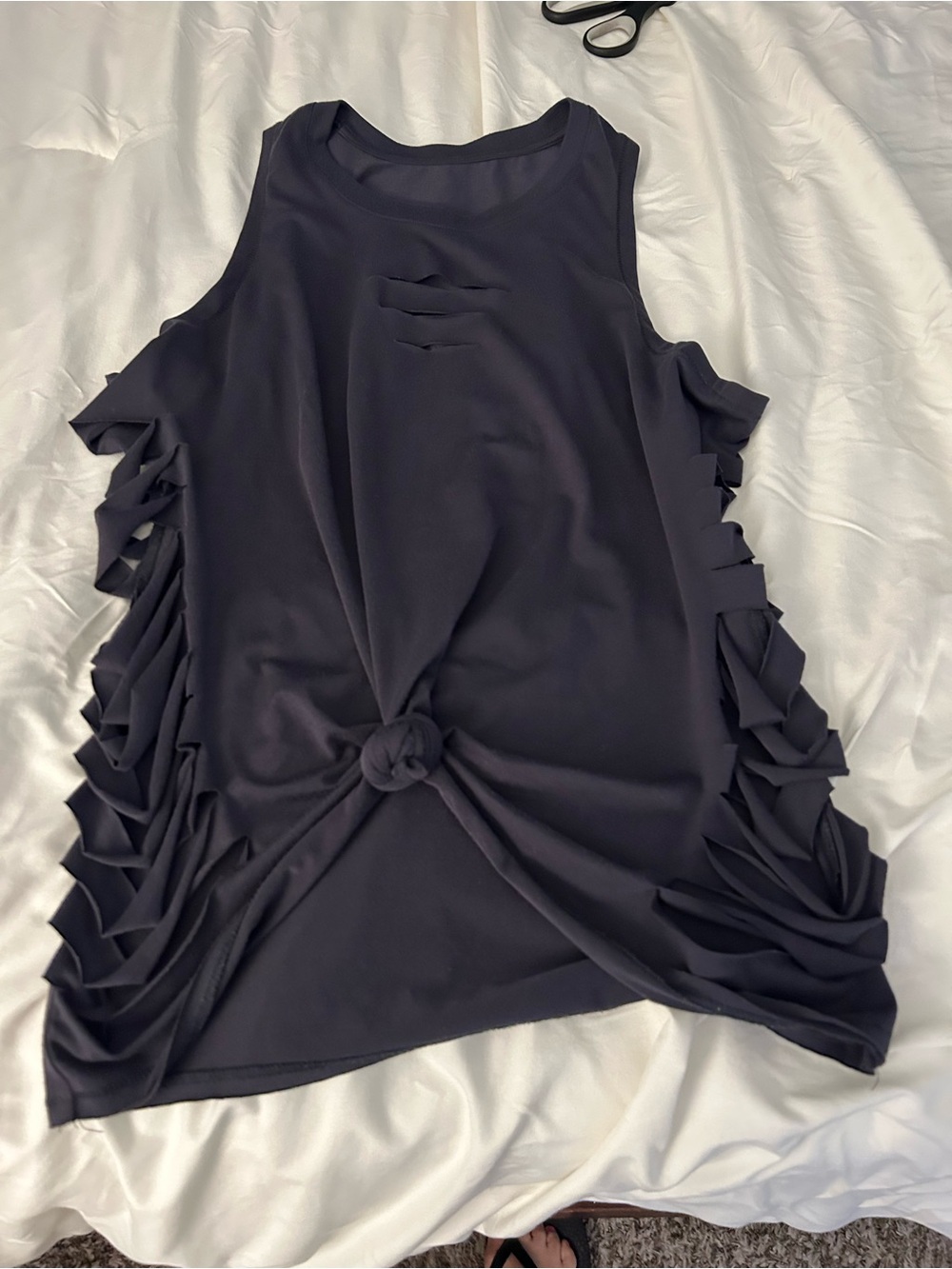 ALO Yoga Black Knot Front Cutout Tank distressed size large
